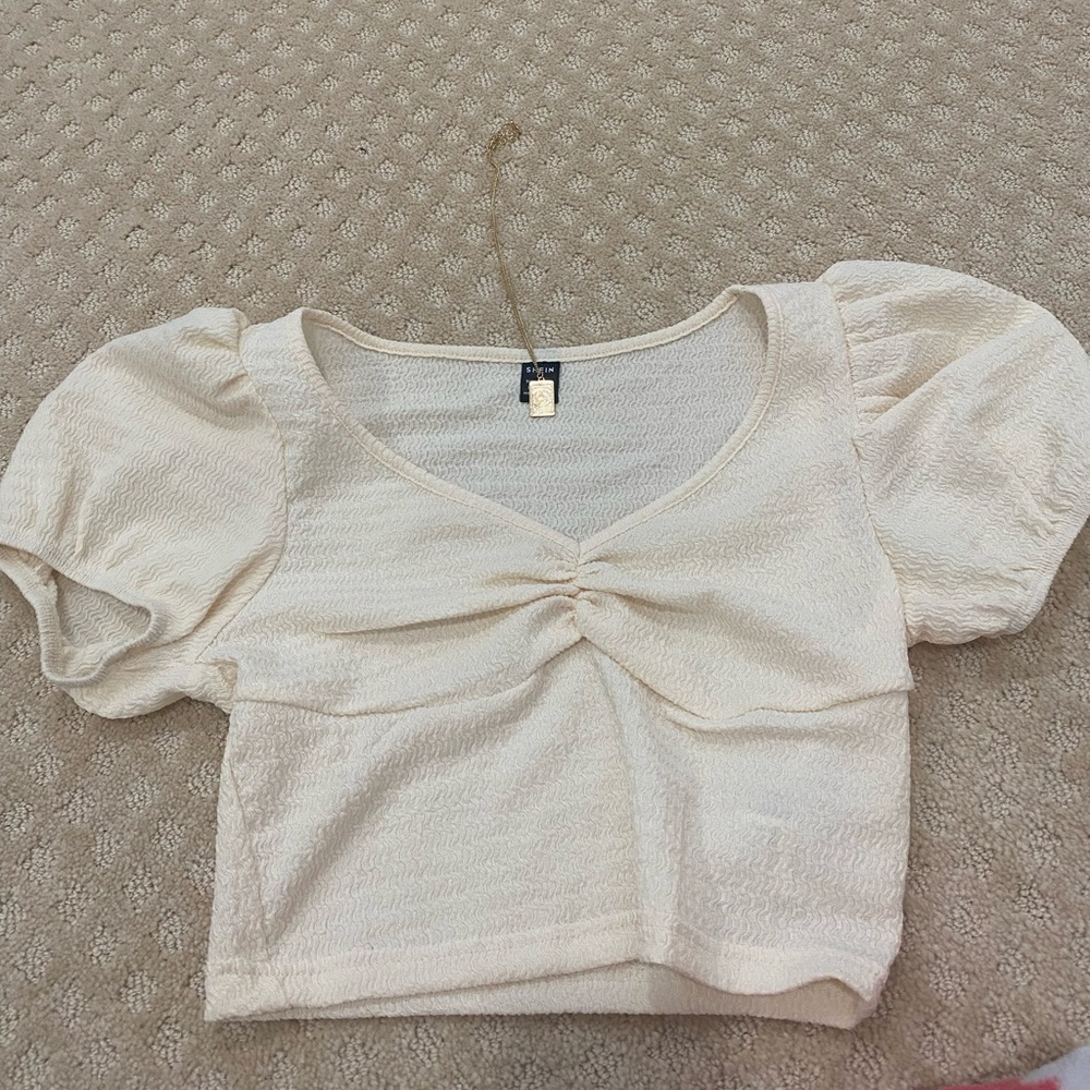 ruffle white/beige  crop tee super soft
